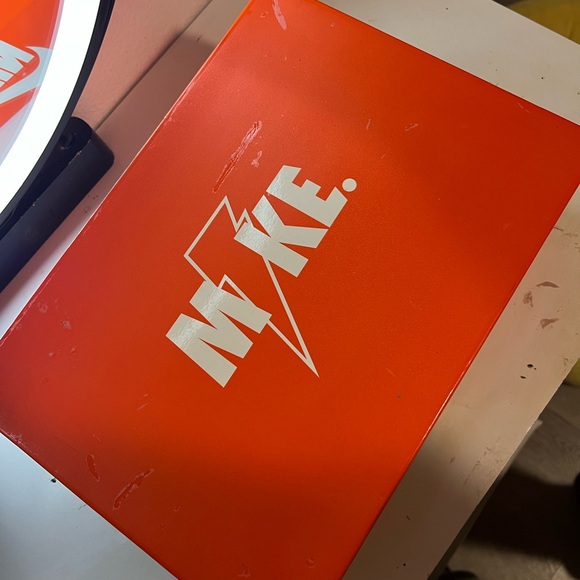 Brand new in box Gatorade collab with Jordan - Picture 7 of 7